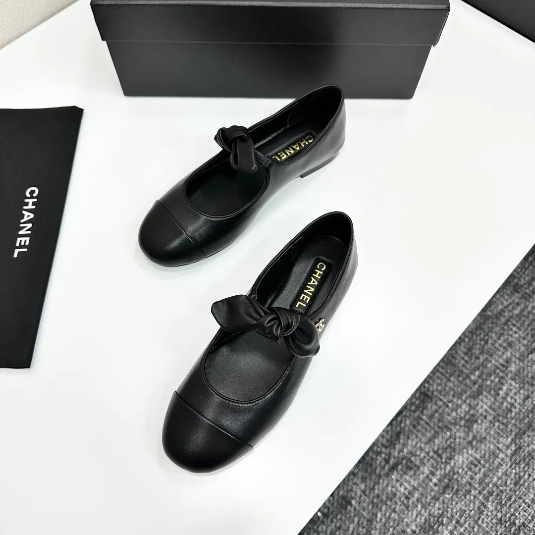 💕💕Factory direct selling price p480💕💕 Chanel 25C Early Spring Mary Jane Shoes Series This season’s shoes are all great! The pure black Mary Jane is very comfortable on the feet and the upper leather is also very soft, so you don’t have to worry about rubbing your feet. The bunny ears are also very cute, and the black and white color matching and black fabric cover are very nice. Upper cowhide, inner sheepskin, leather outsole Size: 35-39 40/41 customized